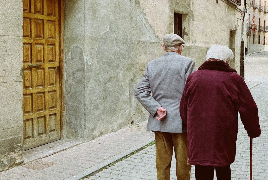 Anziani a passeggio. Photo by WJ on Unsplash